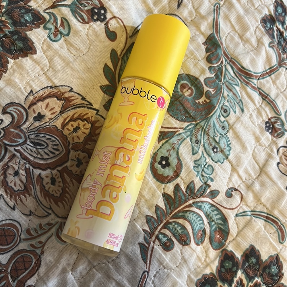 3/$30
✨BubbleT banana milkshake body mist